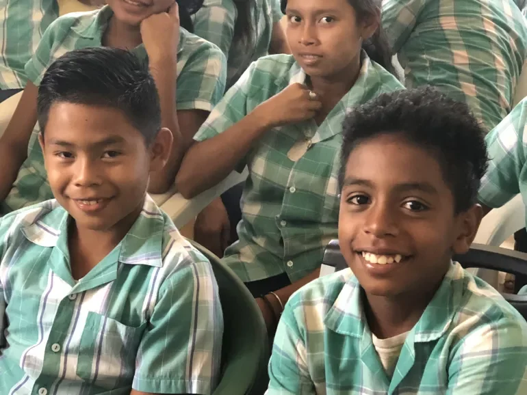 Schoolkinderen in Suriname tijdens een educatief kinderproject