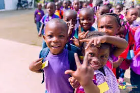 Kinderen in Suriname onderweg naar school, symbool voor de noodzaak van toegang tot boeken en een sterke leescultuur