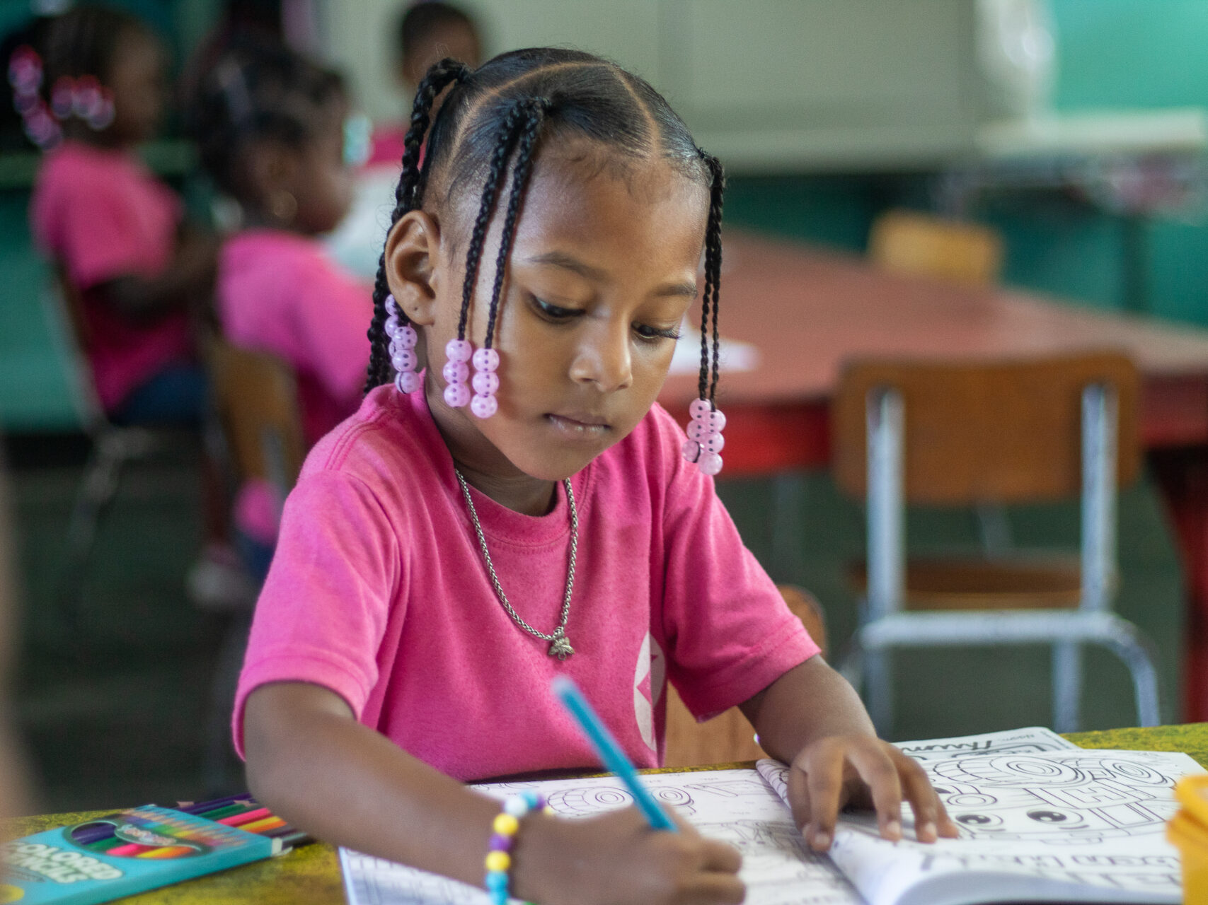 Leerling werkt in een educatief kleurboek
