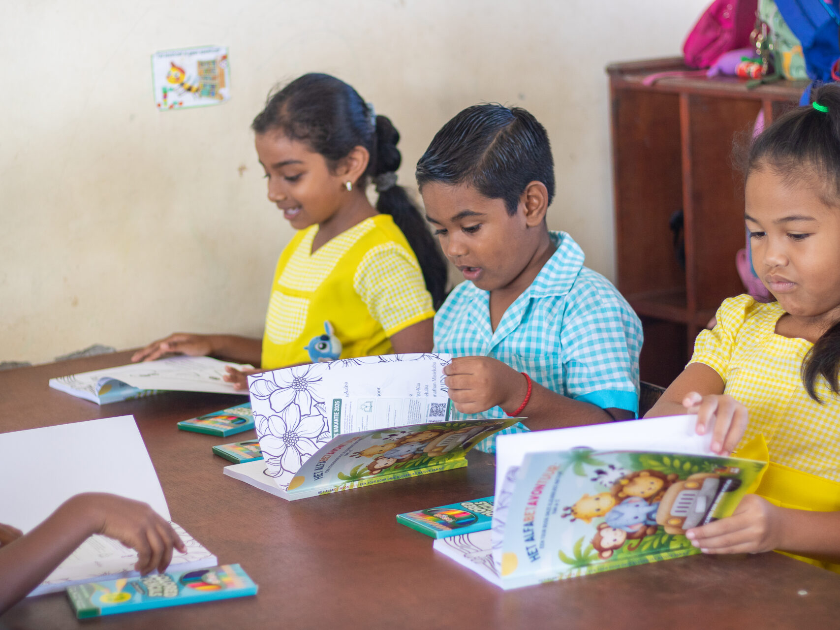 Leerlingen bekijken en gebruiken hun educatieve kleurboeken